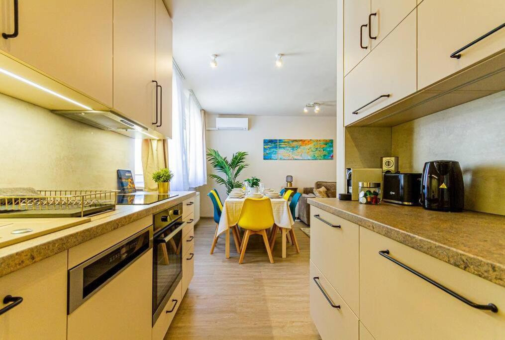 Roomy Apartment 80Sqm At City Center Free Parking Space, Ac & Balcony Budapest Exterior photo